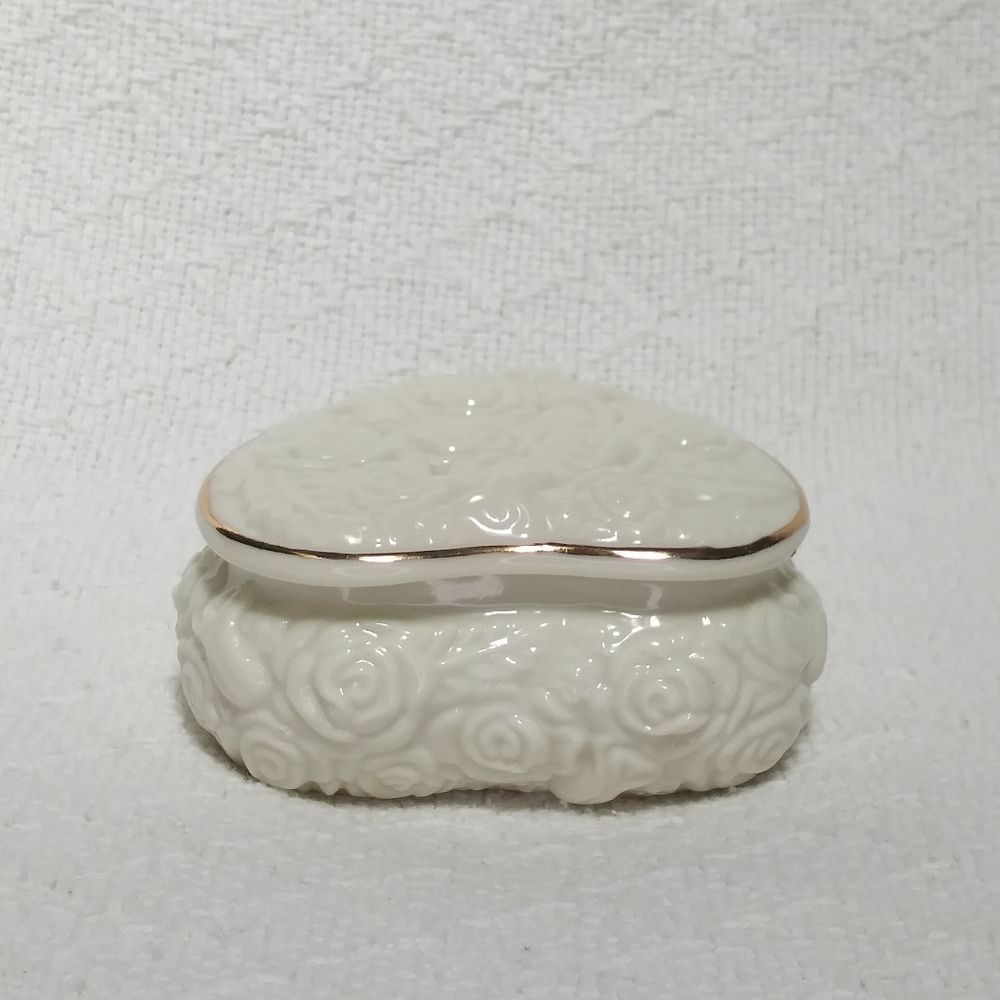 Heart Shaped Rose Embossed Ceramic Jewelry Box - Picture 3 of 7